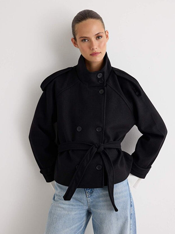 Casaco curto oversize trespassado com gola subida e cinto preto