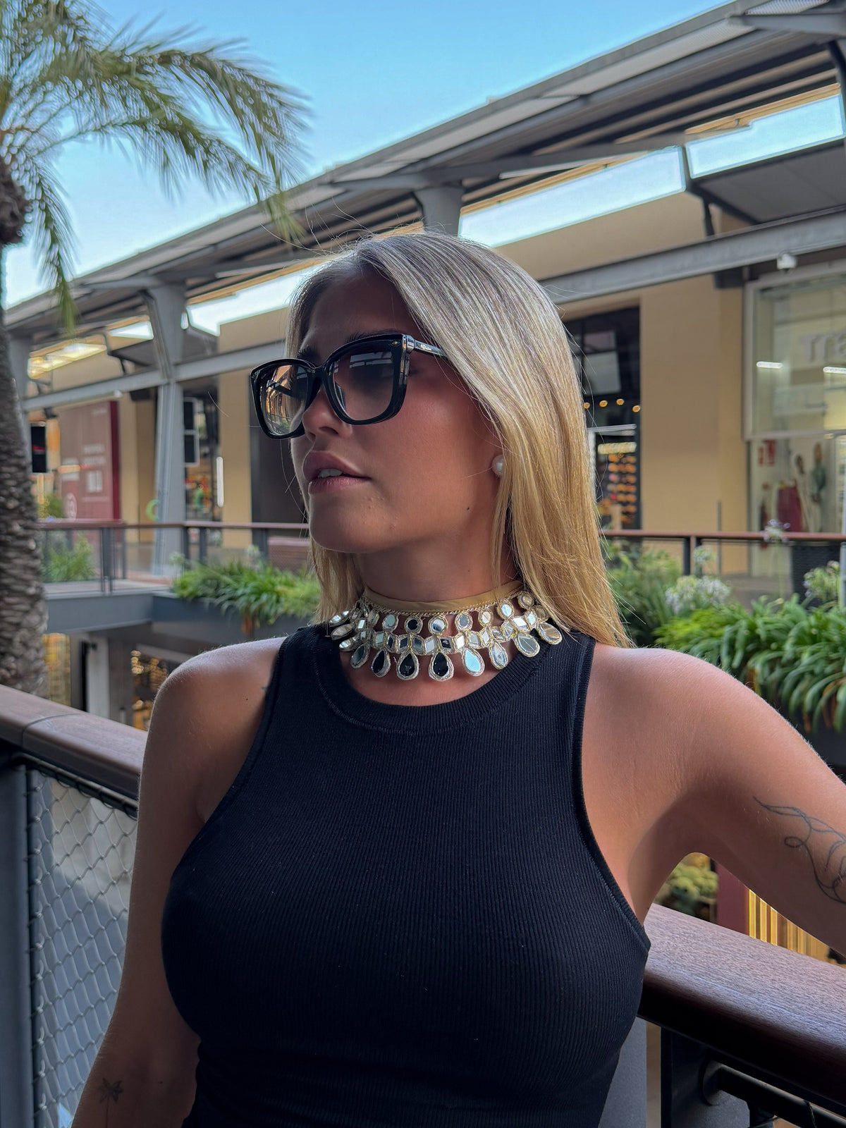 Colar tipo choker com espelhos em forma de gota dourado