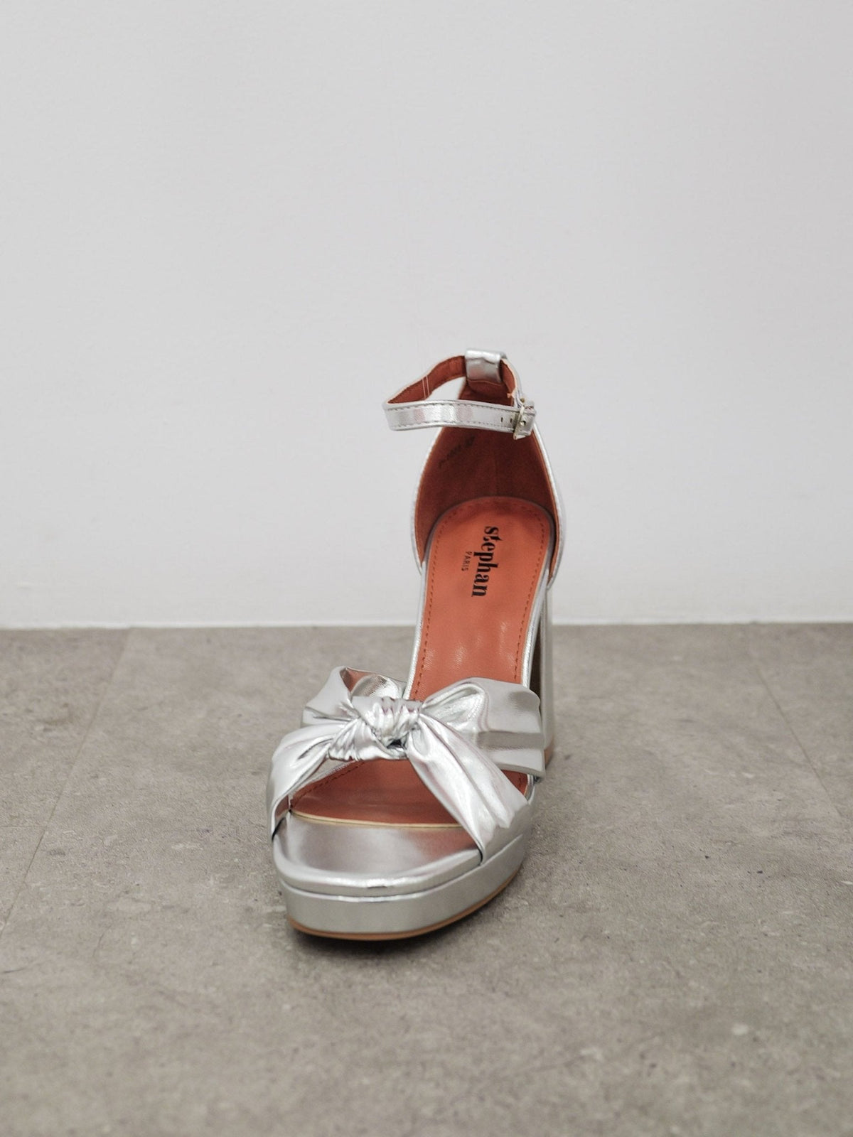 Sapatos de plataforma com laço prateado