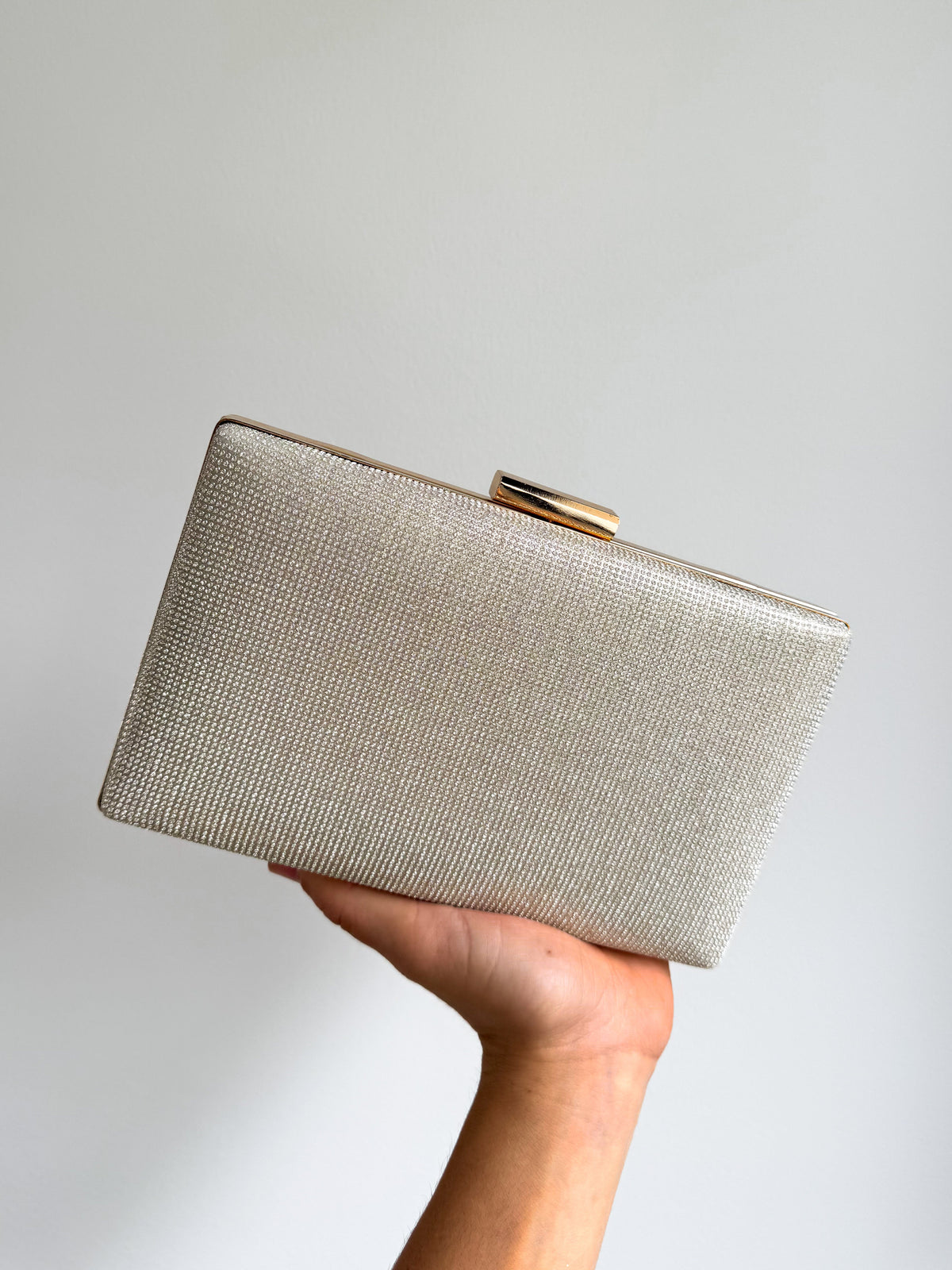 Clutch retangular dourada com brilhantes