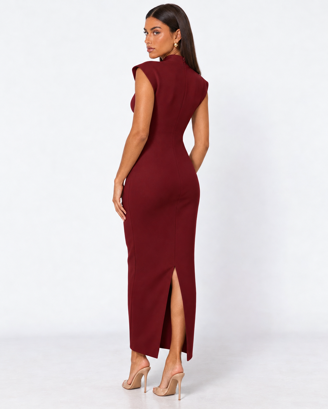 Vestido comprido com decote em V e ombros estruturados