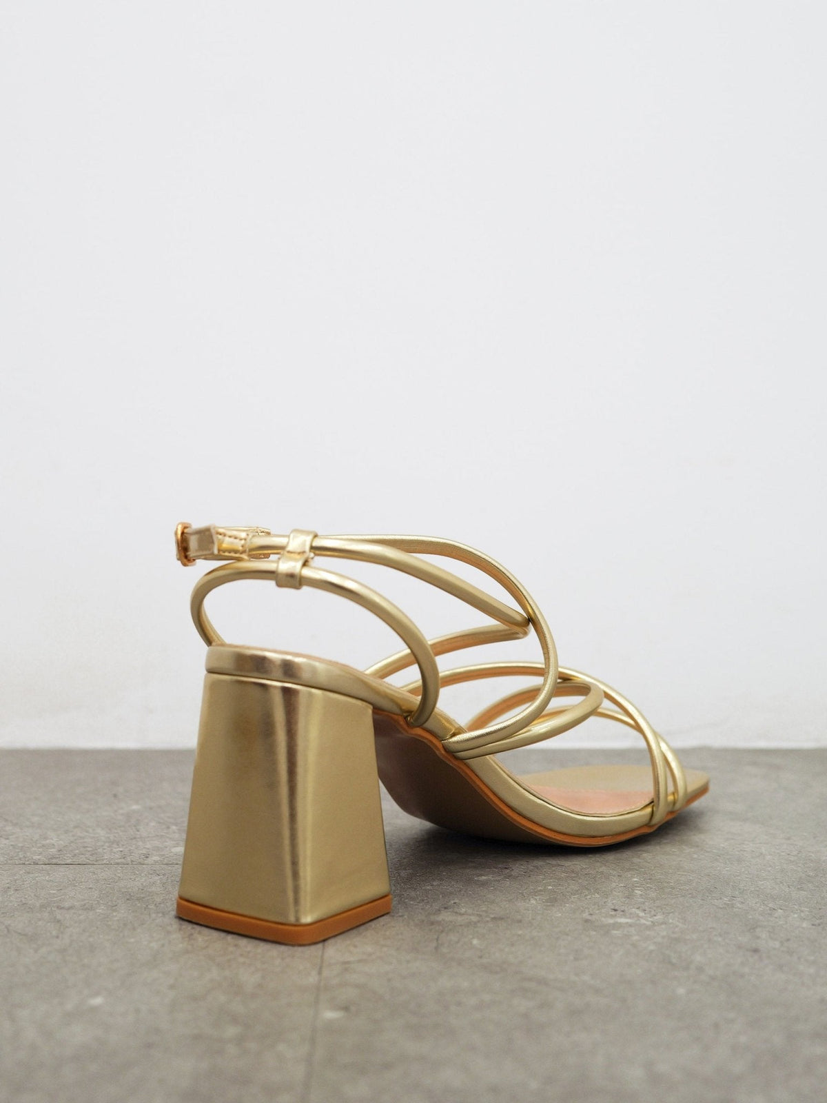 Sandália baixa com entrelaçado dourado