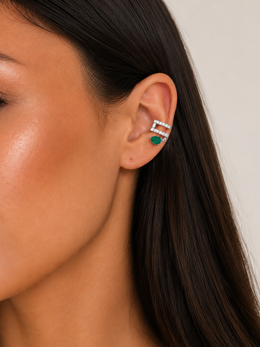 Brinco solto tipo ear cuff com pérola verde e prata