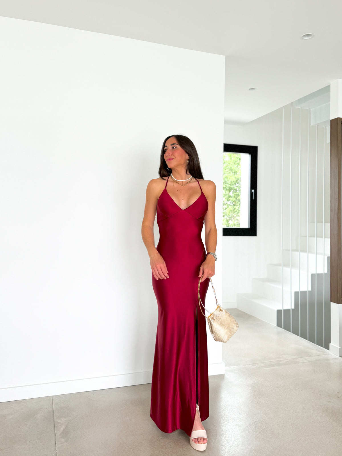 Vestido com decote em V em cetim entrelaçado, cor bordô