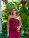 Conjunto com top espartilho e detalhes brilhantes, cor de bordô