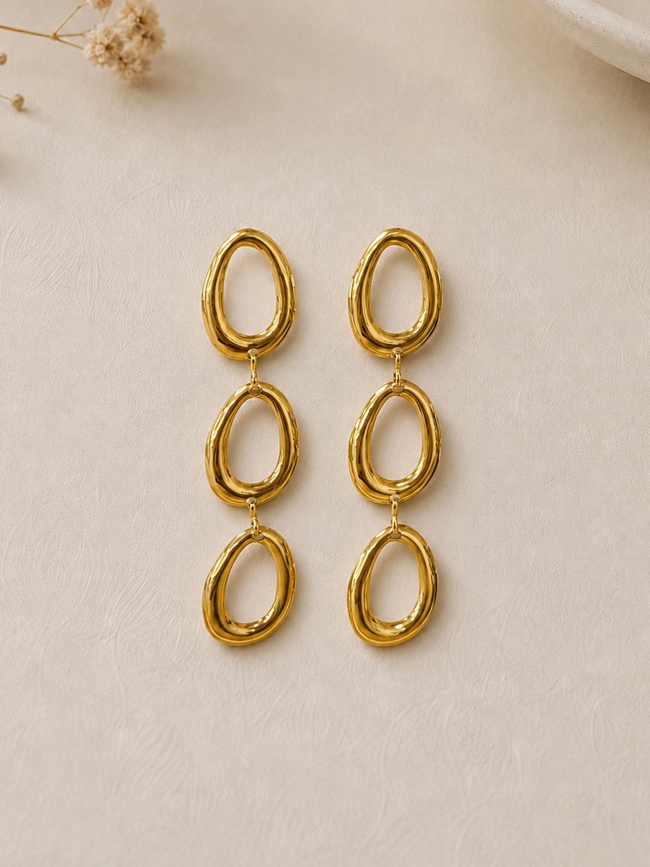 Brincos em cascata, ovais, com relevo dourado