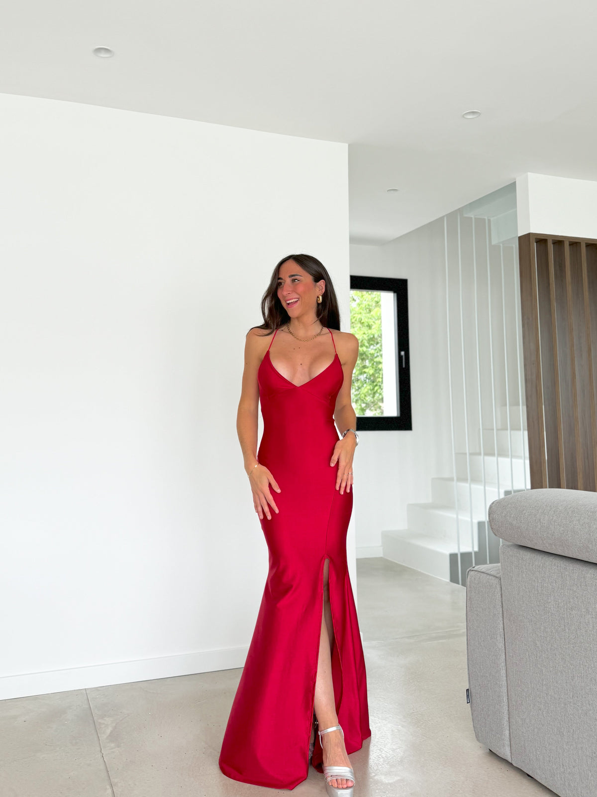 Vestido vermelho com decote em V em cetim entrelaçado