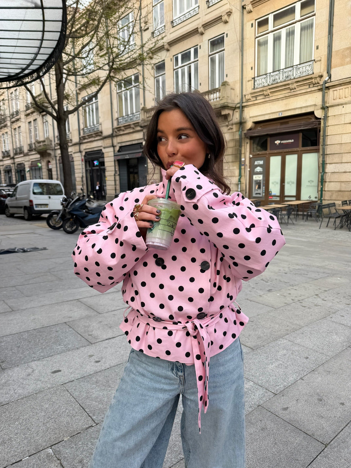 Jaqueta tipo trench curta de gola alta às bolinhas em rosa