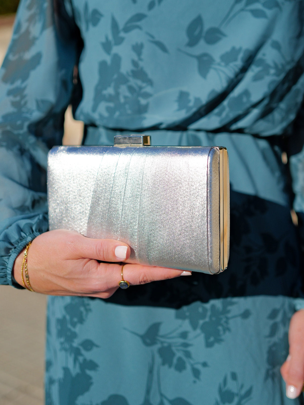 Clutch com faixas prateadas