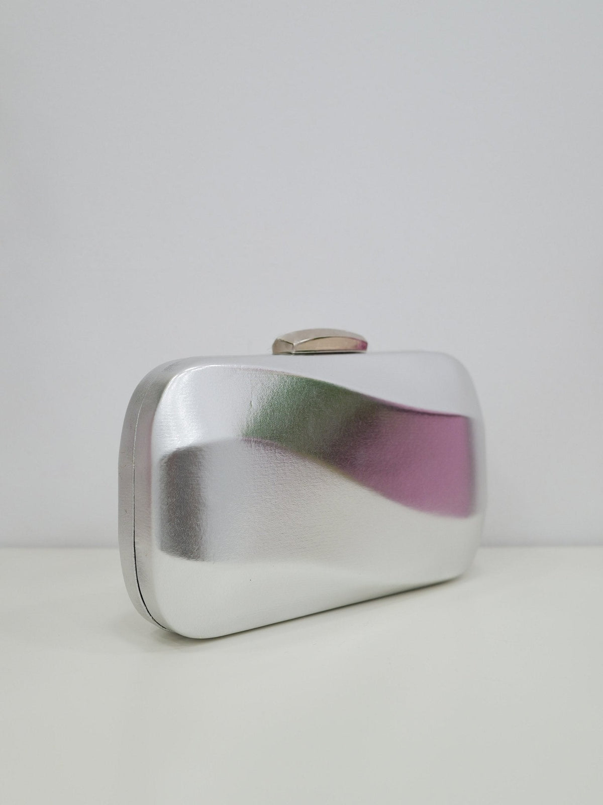 Clutch com efeito de onda prateado