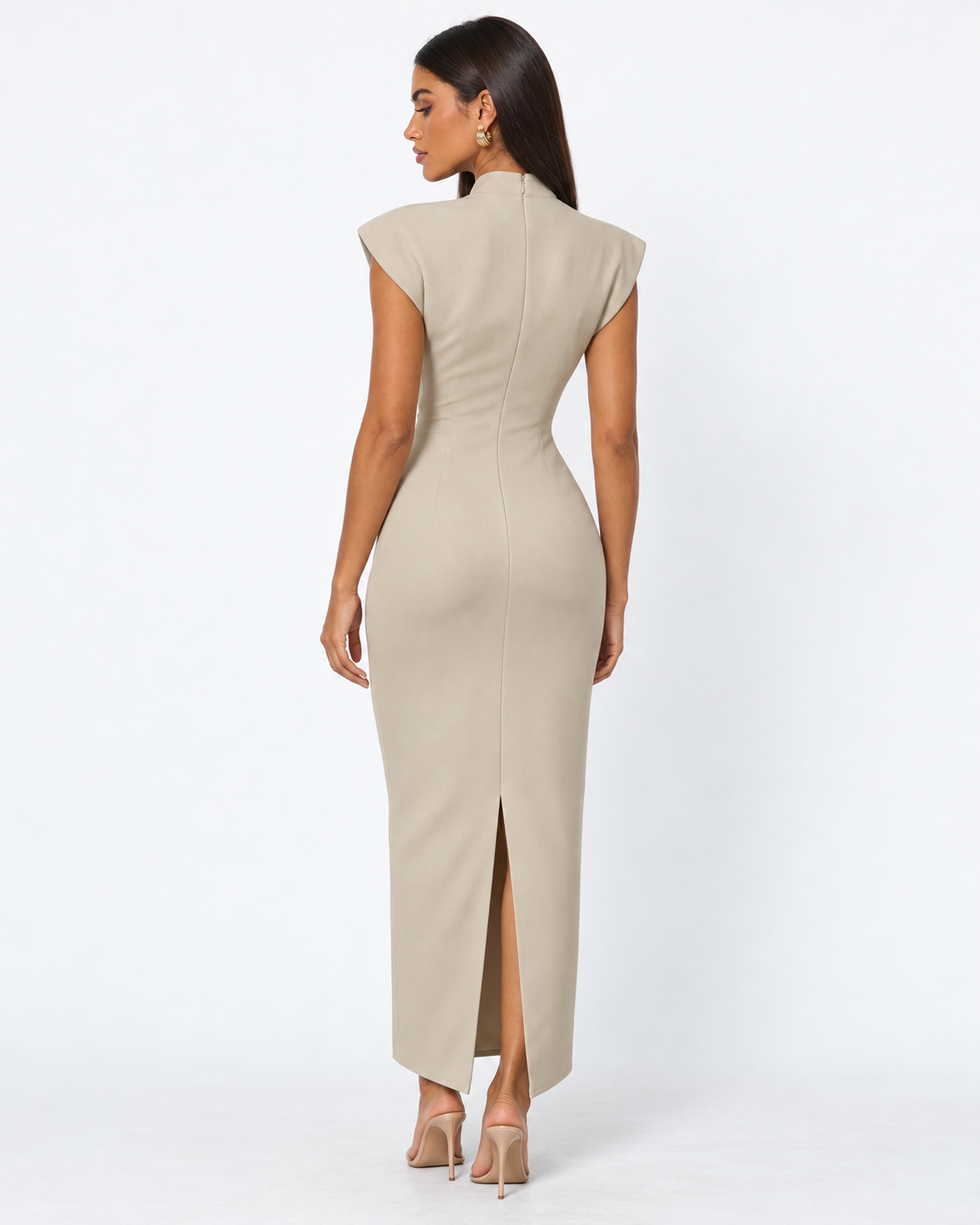 Vestido comprido com decote em V e ombros estruturados