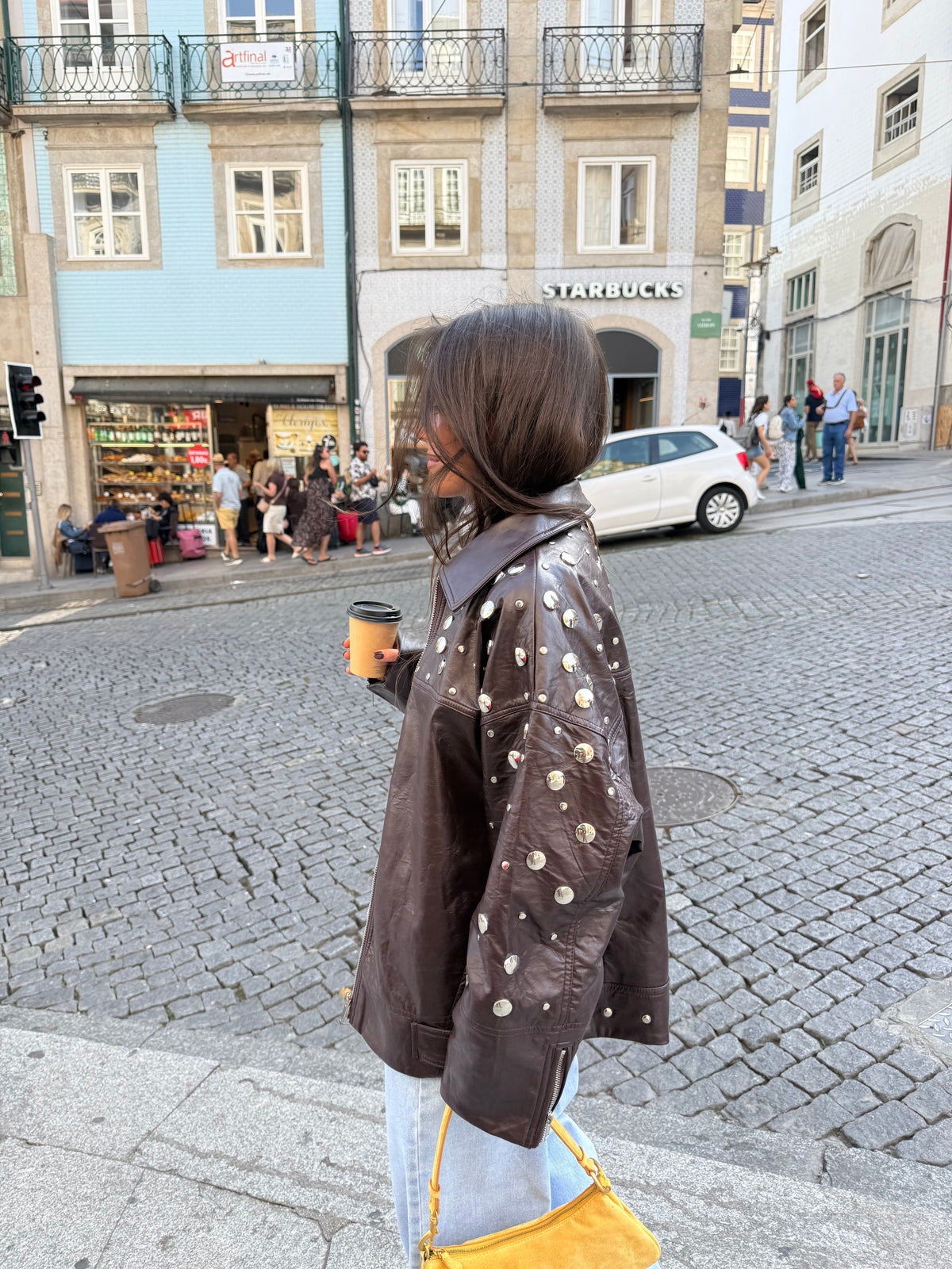 Jaqueta urbana castanha com tachas