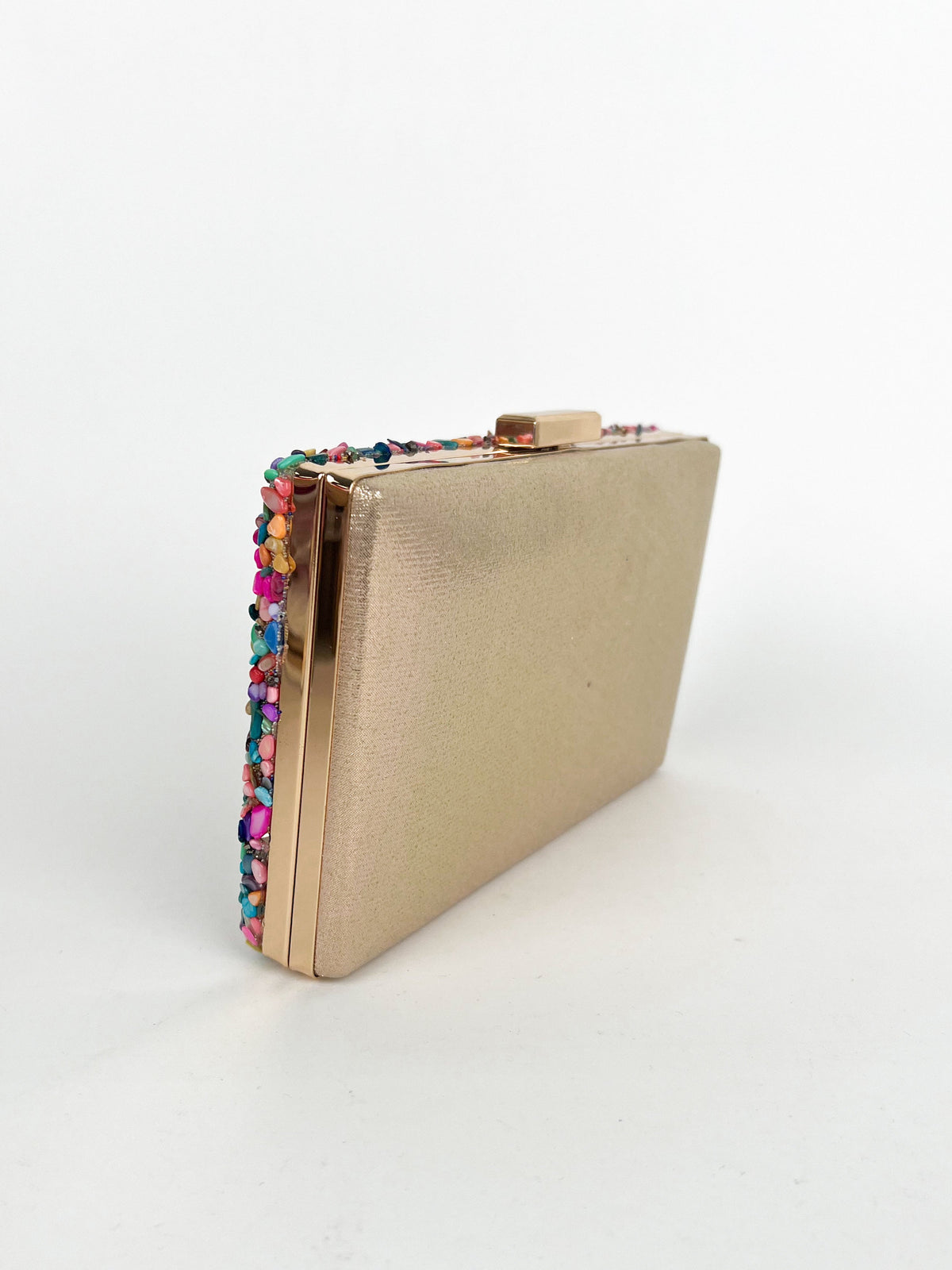 Clutch com pedras coloridas em tom dourado