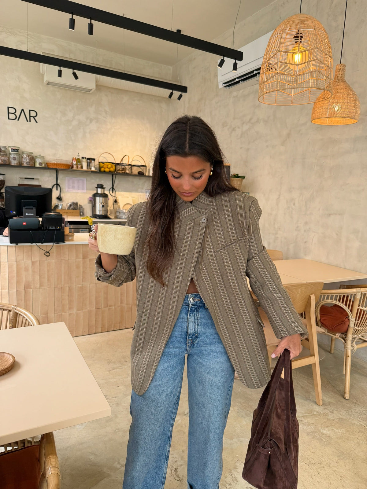 Blazer assimétrico xadrez cor taupe