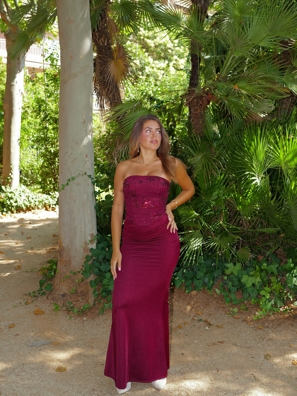 Conjunto com top espartilho e detalhes brilhantes, cor de bordô