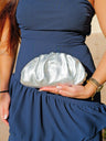 Clutch em pele, estilo «bombonera», prateada