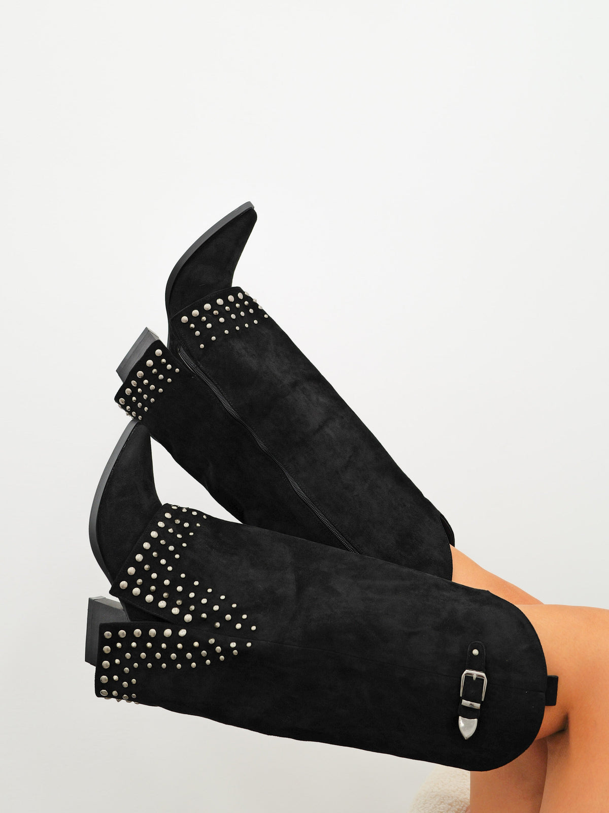 Bota de salto alto com tachas, em preto
