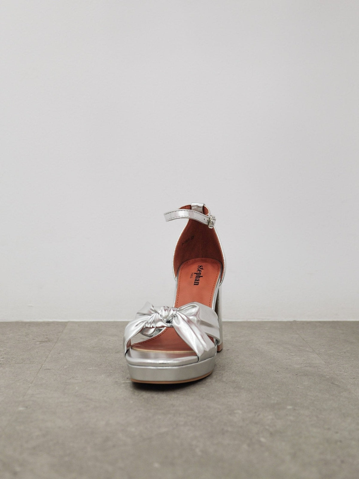 Sapatos de plataforma com laço prateado