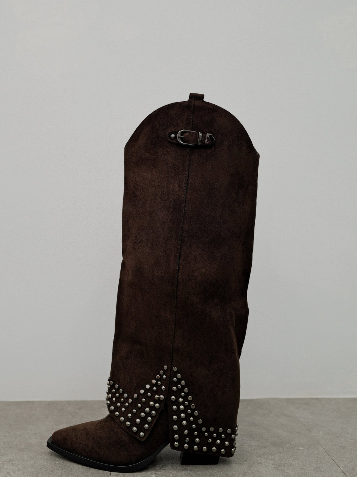 Botas de salto alto com tachas em tom de chocolate
