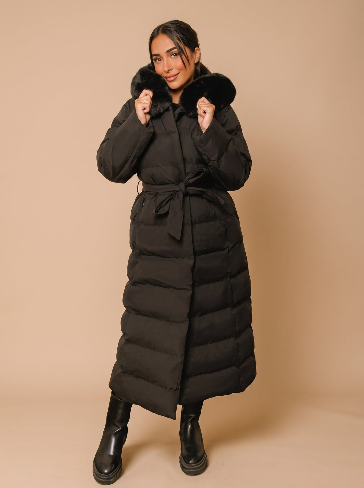 Parka comprida com pelo sintético preta