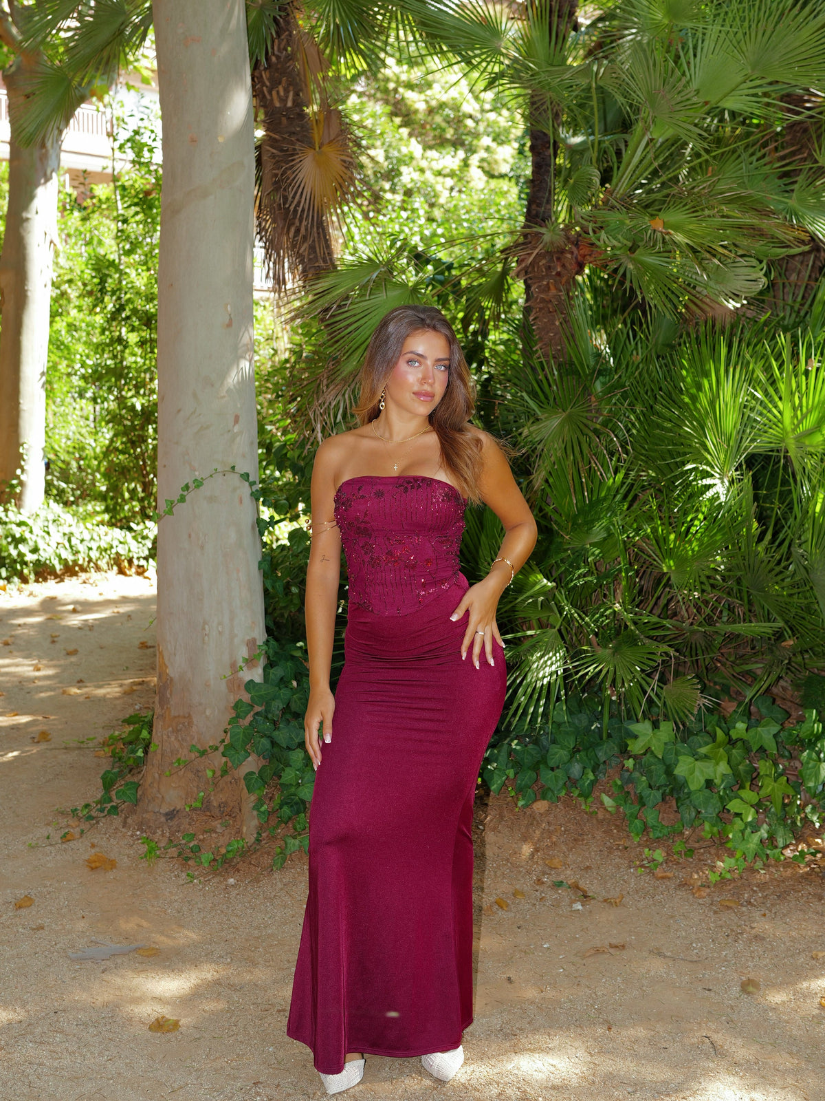 Conjunto com top espartilho e detalhes brilhantes, cor de bordô