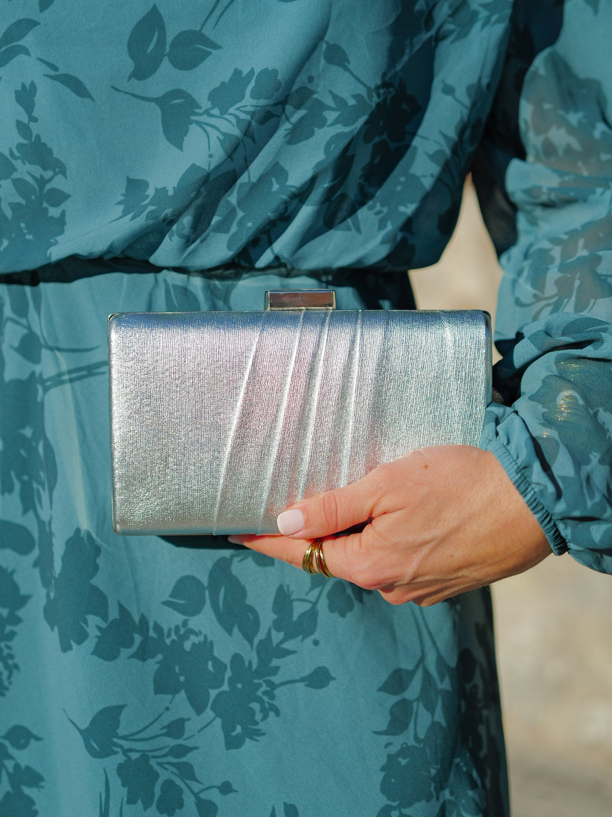 Clutch com faixas prateadas