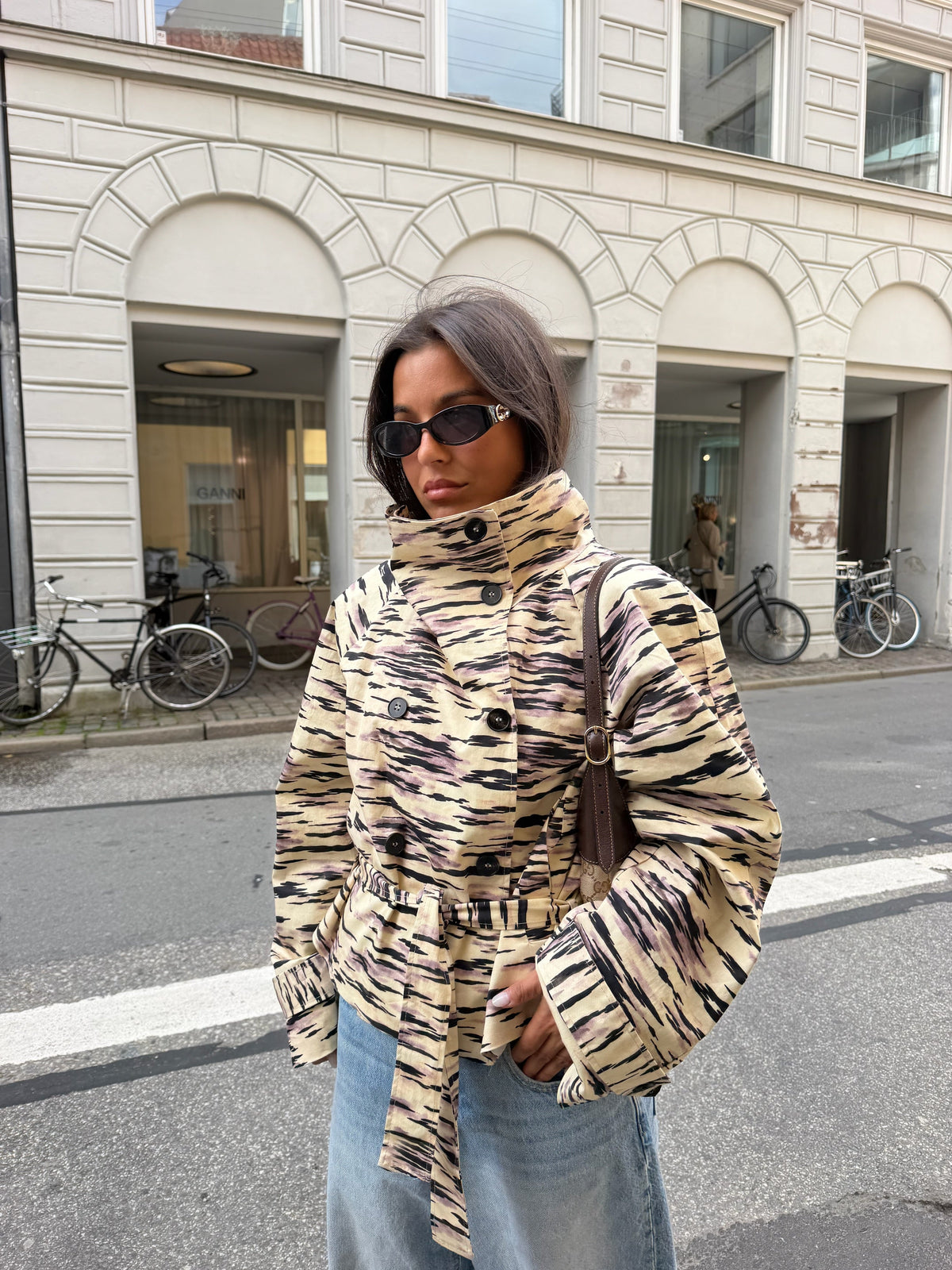 Gabardina com padrão de tigre