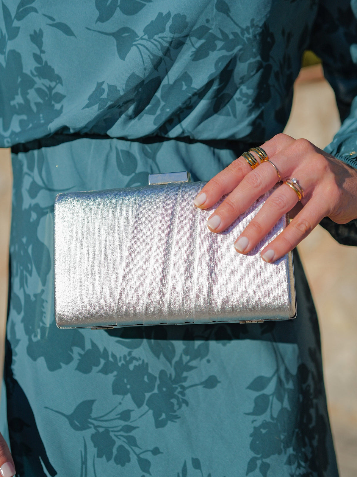 Clutch com faixas prateadas