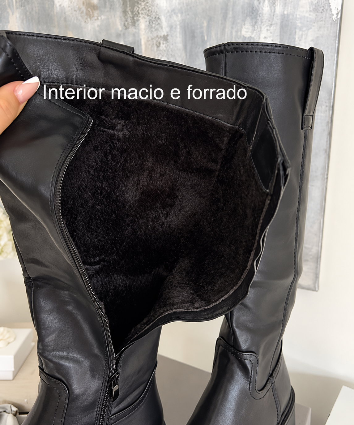 Botas altas pretas de sola grossa em pele sintética