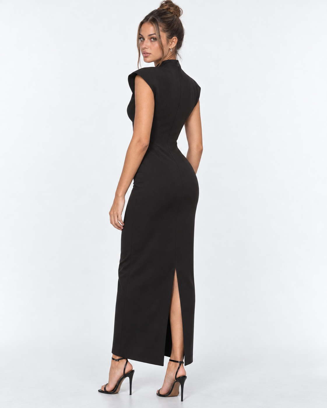 Vestido comprido com decote em V e ombros estruturados