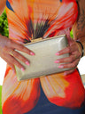 Clutch com textura dourada
