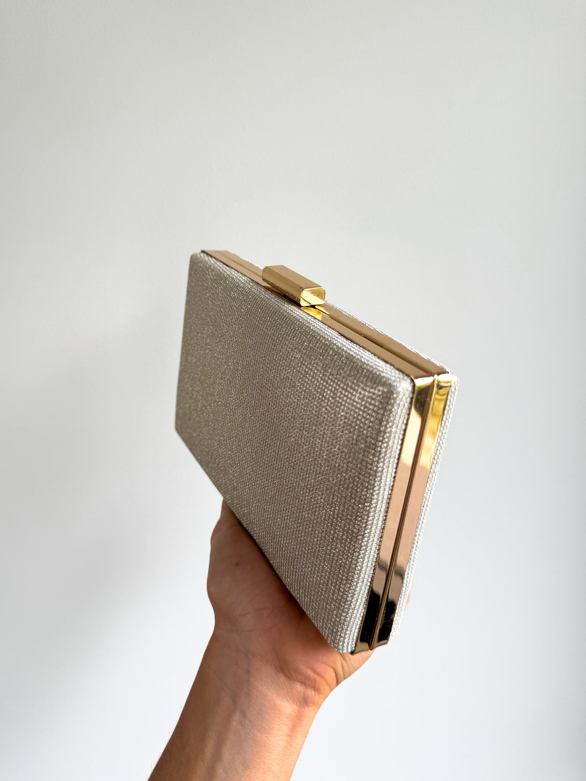 Clutch retangular dourada com brilhantes