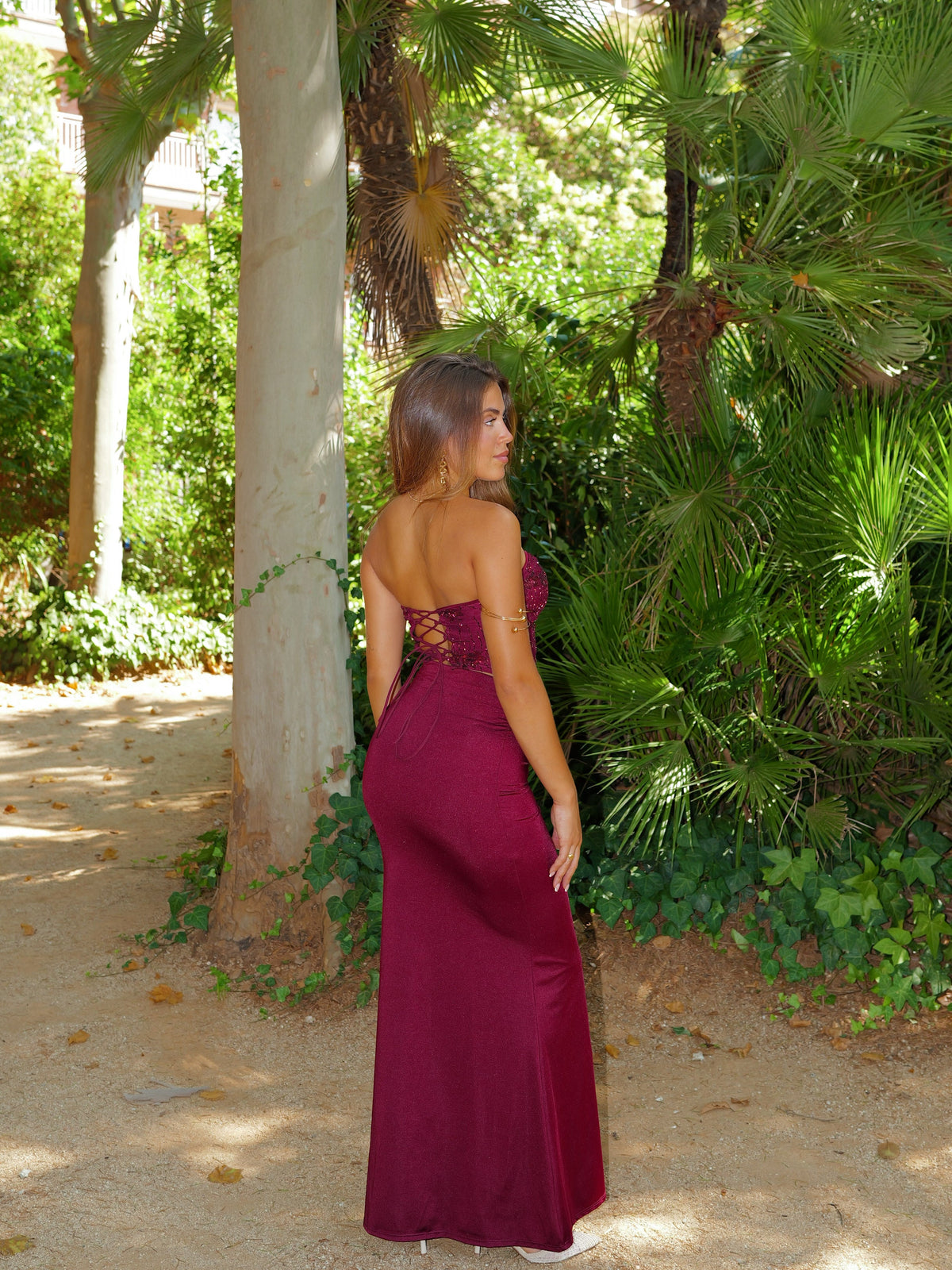 Conjunto com top espartilho e detalhes brilhantes, cor de bordô