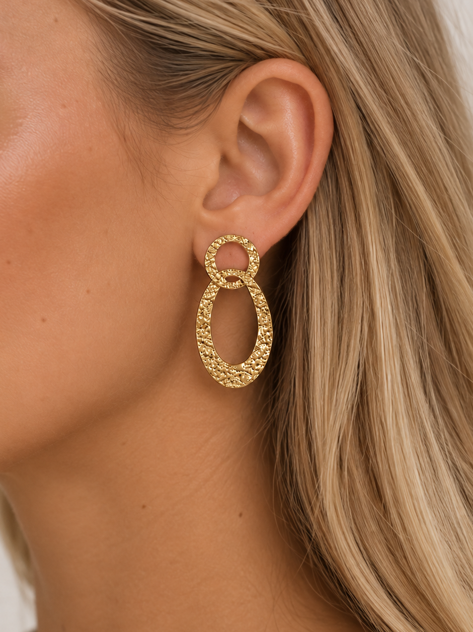 Brincos pendentes ovais com detalhes perfurados dourados