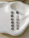 Brincos em cascata com medalhões prateados