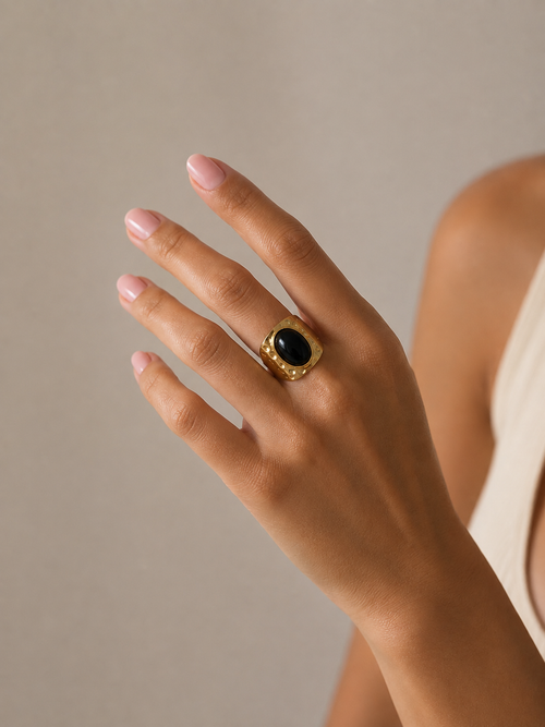 Anel dourado com pedra preta