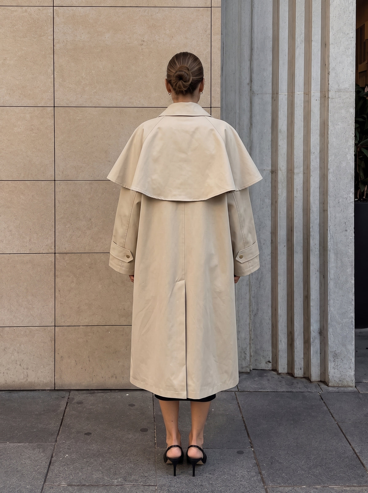 Gabardina comprida trespassada com capa branco-sujo