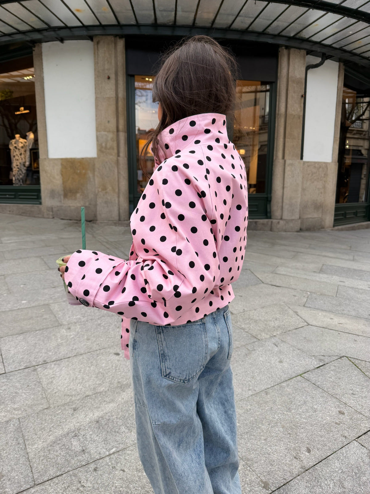Jaqueta tipo trench curta de gola alta às bolinhas em rosa