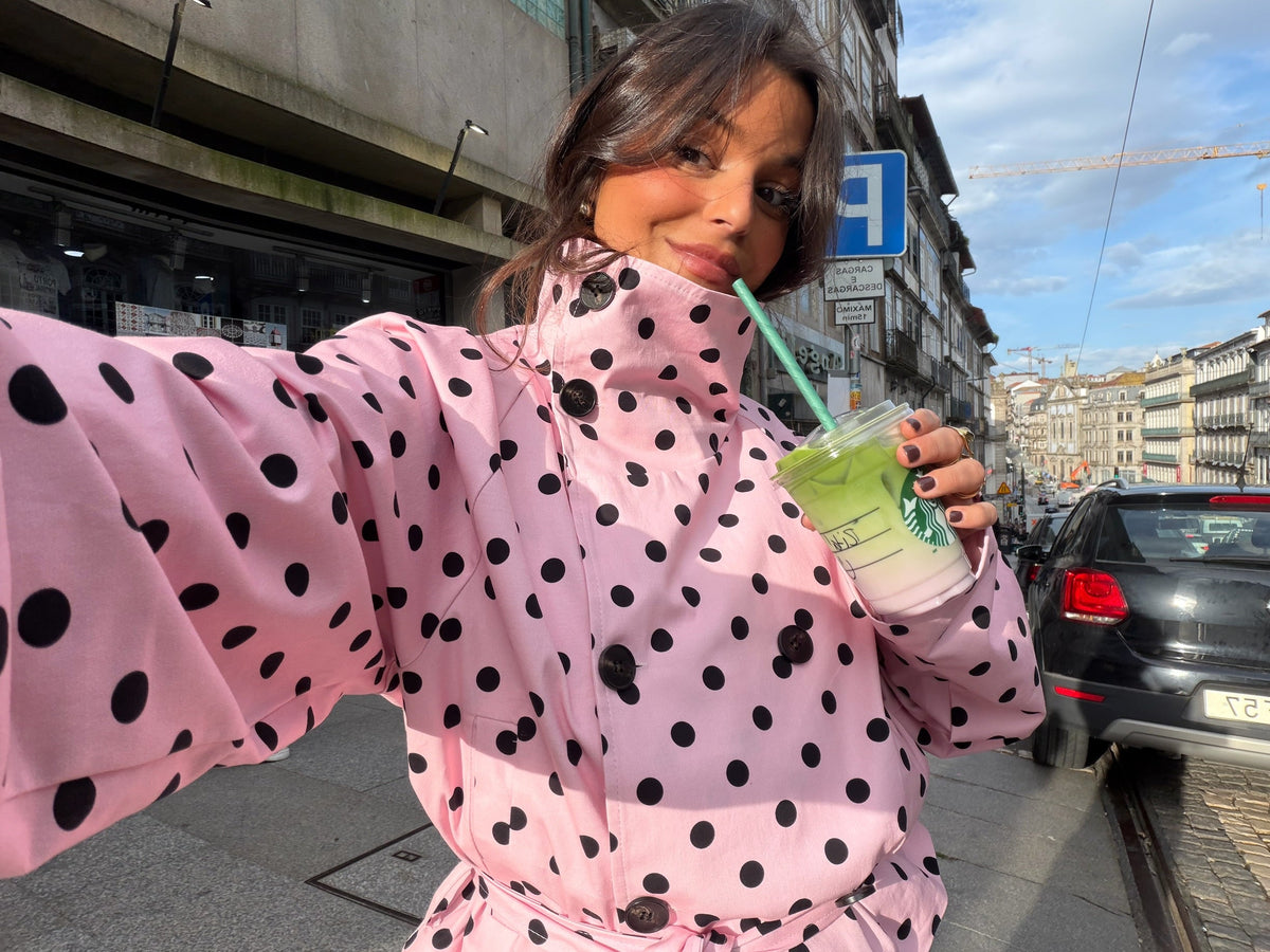 Jaqueta tipo trench curta de gola alta às bolinhas em rosa