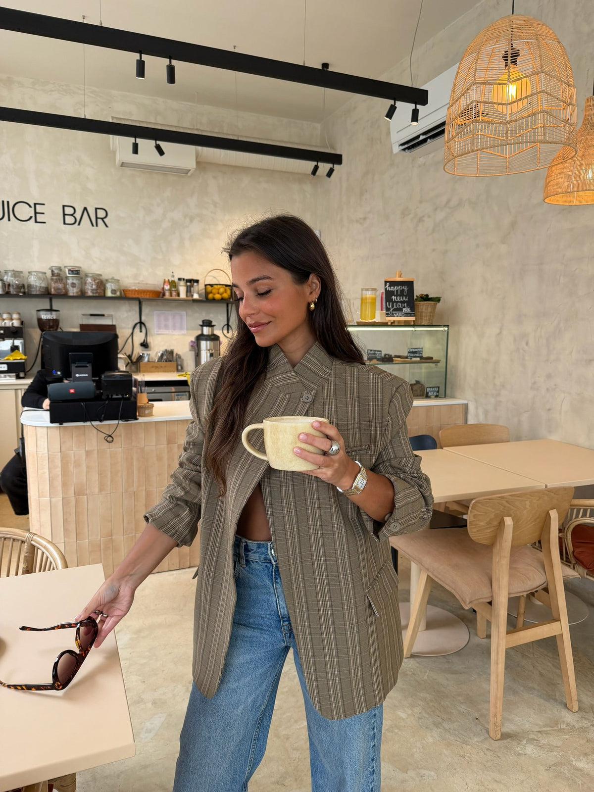 Blazer assimétrico xadrez cor taupe