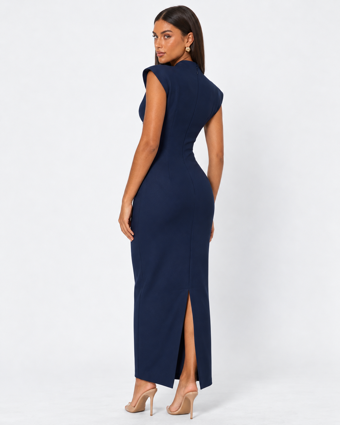 Vestido comprido com decote em V e ombros estruturados