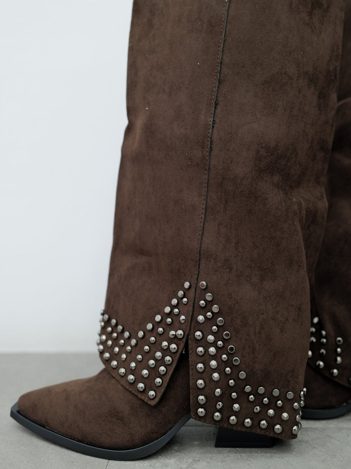 Botas de salto alto com tachas em tom de chocolate