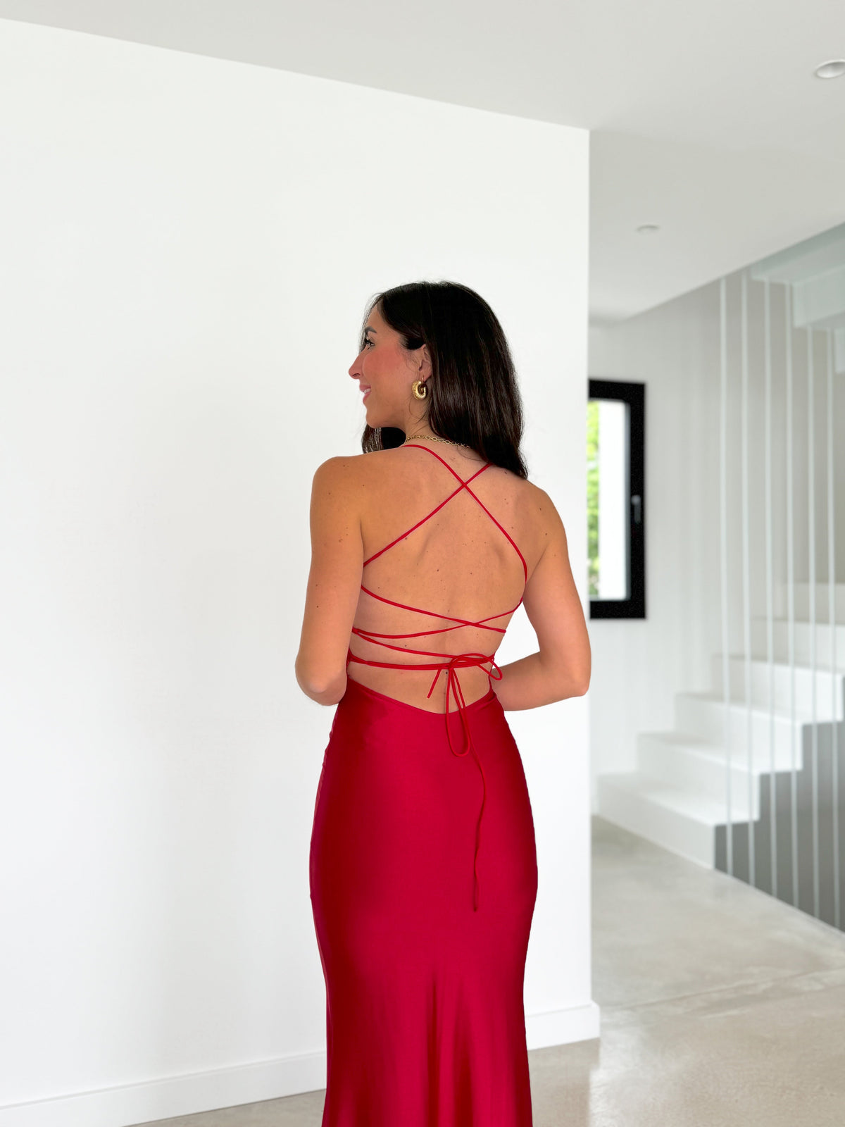 Vestido vermelho com decote em V em cetim entrelaçado