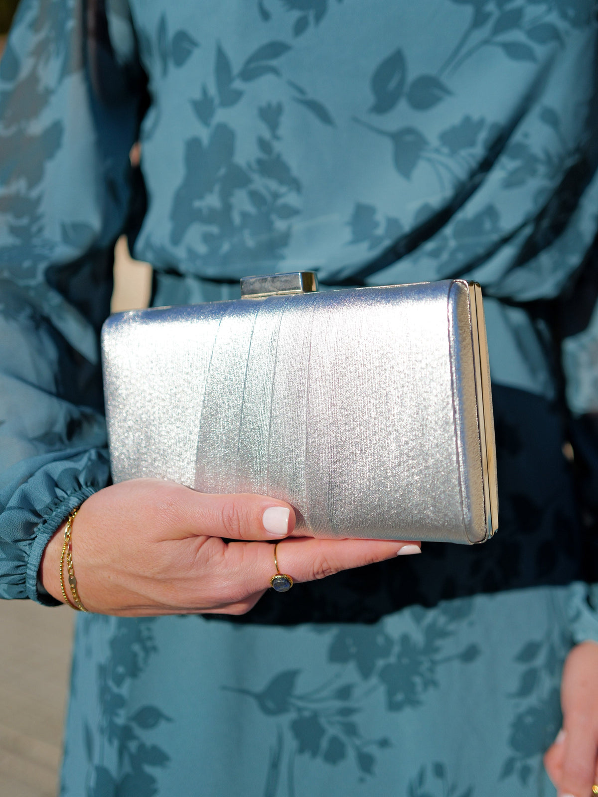 Clutch com faixas prateadas