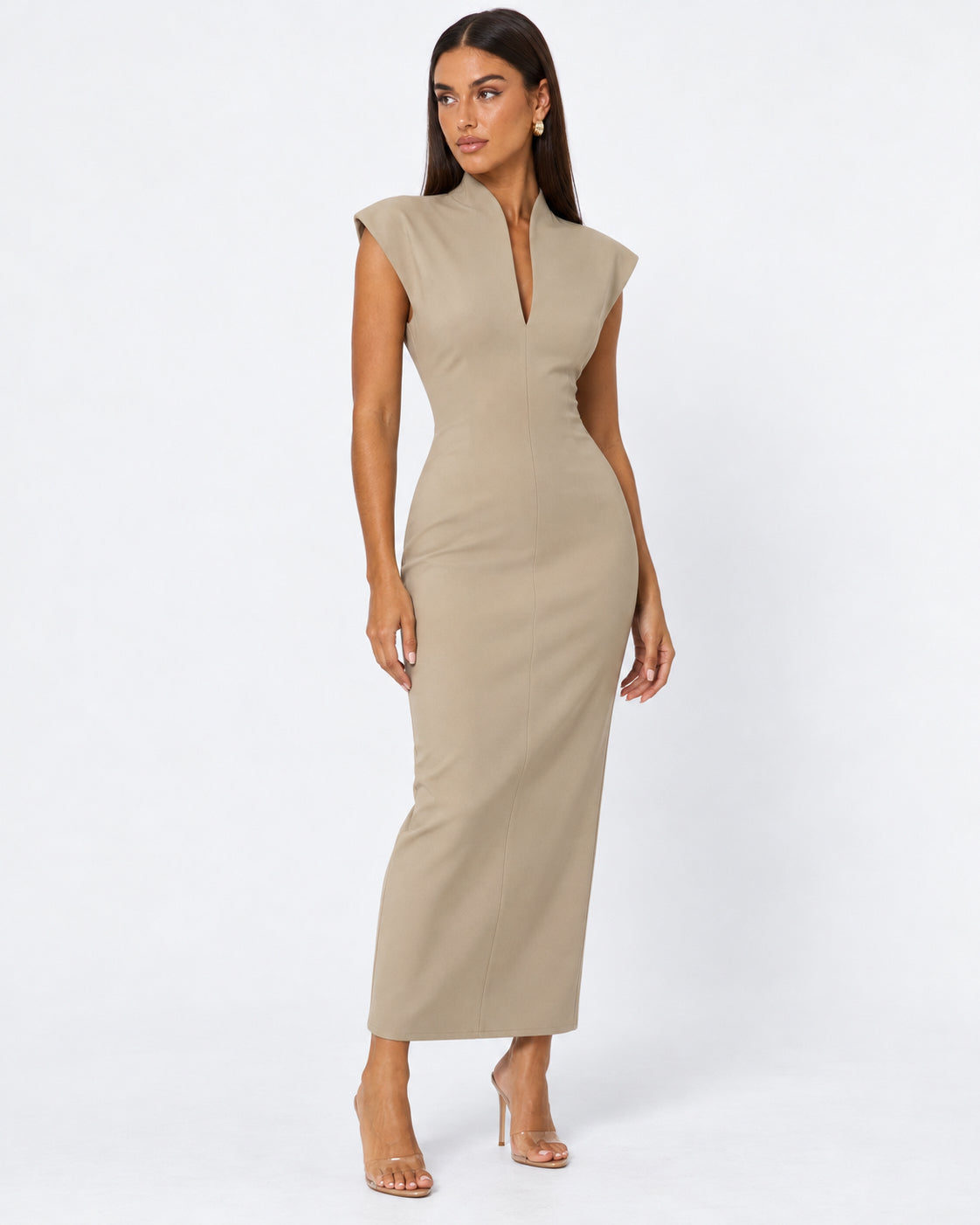 Vestido comprido com decote em V e ombros estruturados