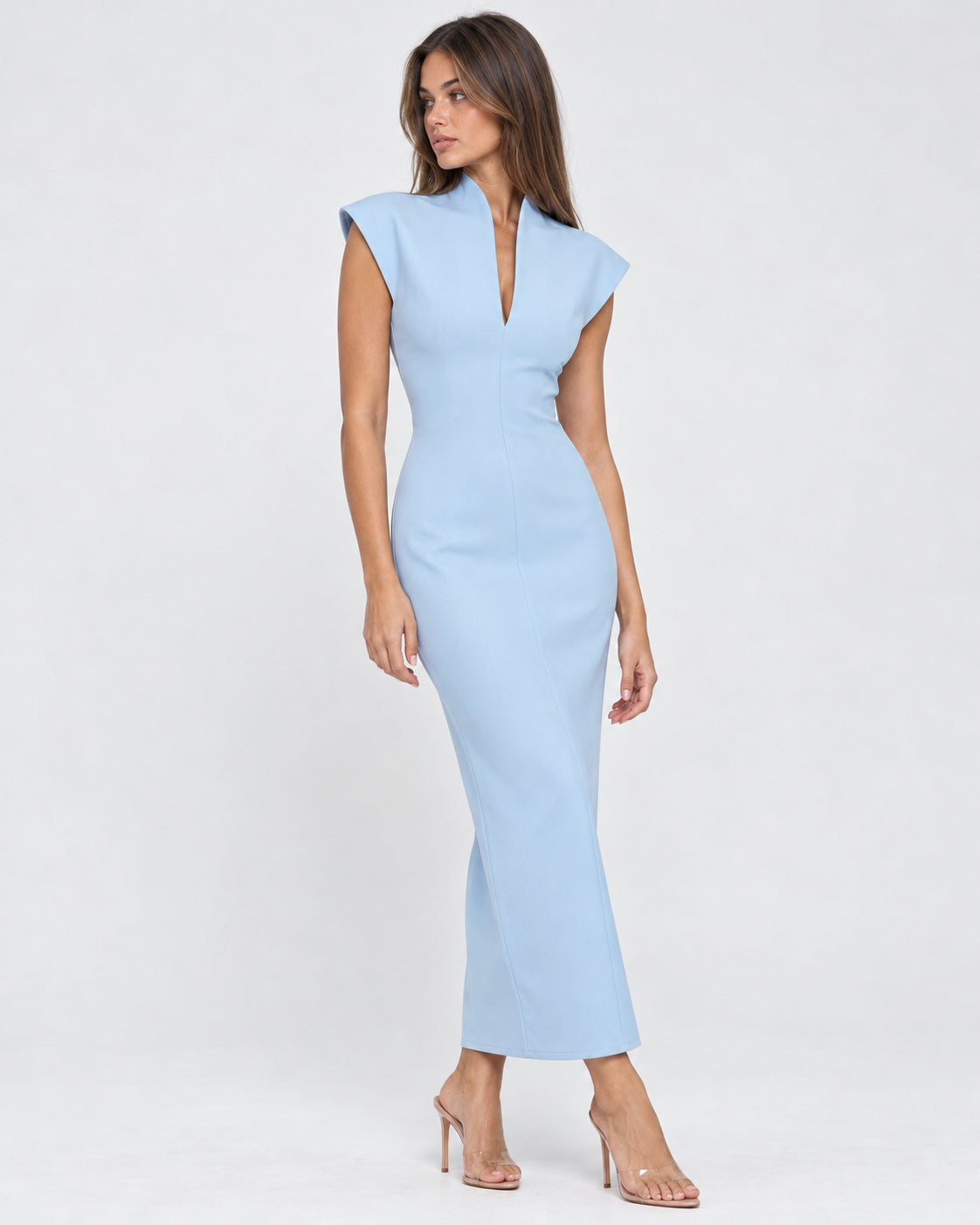 Vestido comprido com decote em V e ombros estruturados