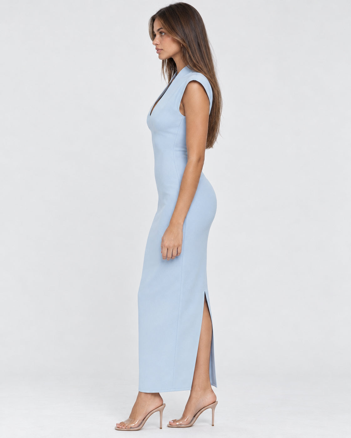 Vestido comprido com decote em V e ombros estruturados
