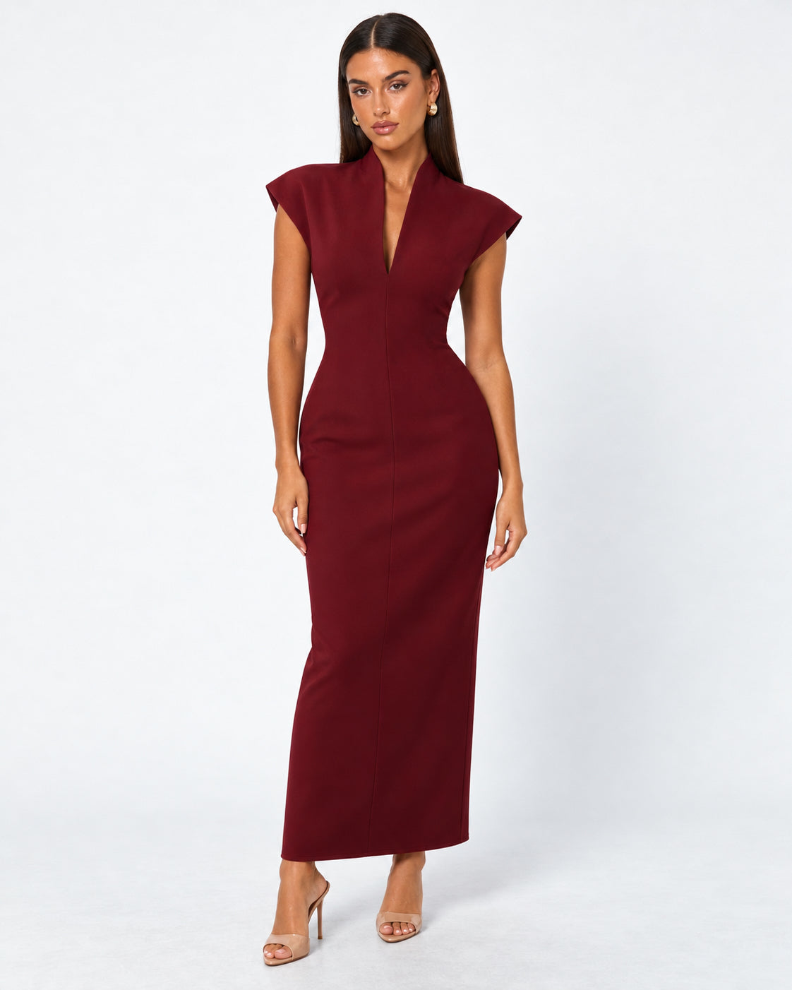Vestido comprido com decote em V e ombros estruturados