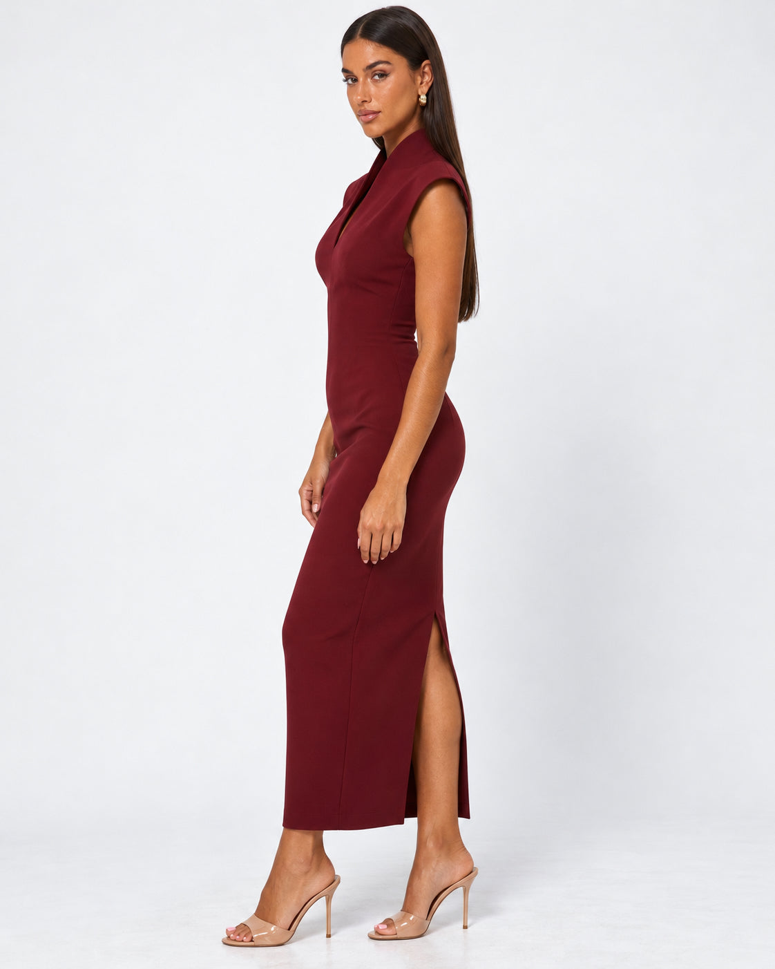 Vestido comprido com decote em V e ombros estruturados