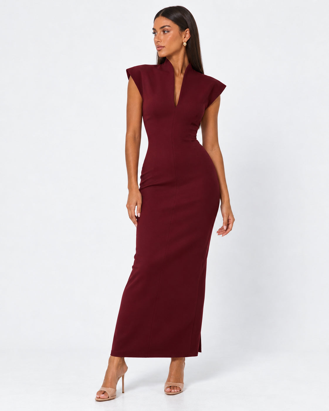 Vestido comprido com decote em V e ombros estruturados